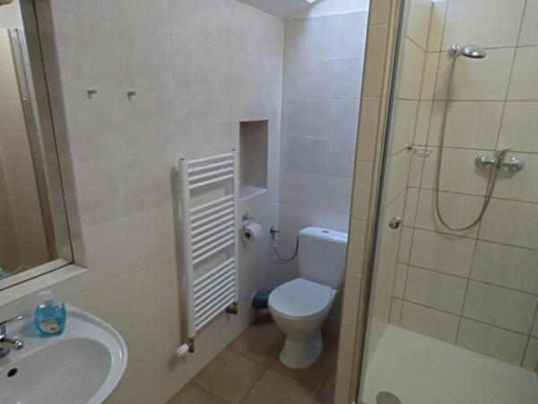 Beta Pension : photo 2 de la chambre chambre triple avec salle de bains privative séparée