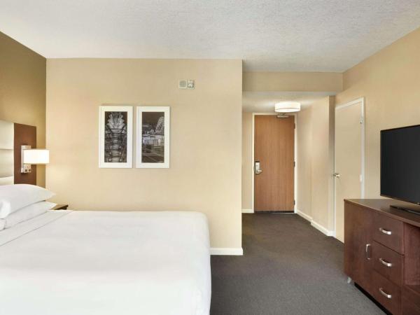 DoubleTree by Hilton Orlando Downtown : photo 2 de la chambre chambre lit king-size - personnes à mobilité réduite - douche accessible en fauteuil roulant