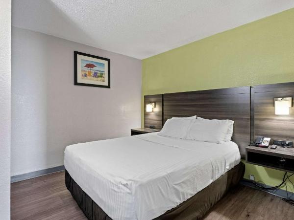 SureStay Studio by Best Western Virginia Beach Oceanfront : photo 1 de la chambre suite lit queen-size
