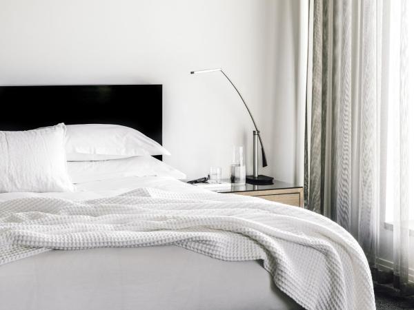 The Como Melbourne : photo 8 de la chambre chambre lit king-size deluxe avec baignoire spa