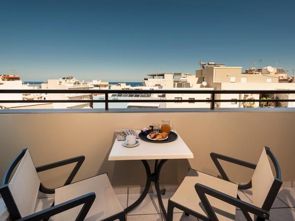 Elina Hotel Apartments : photo 4 de la chambre appartement en duplex avec balcon