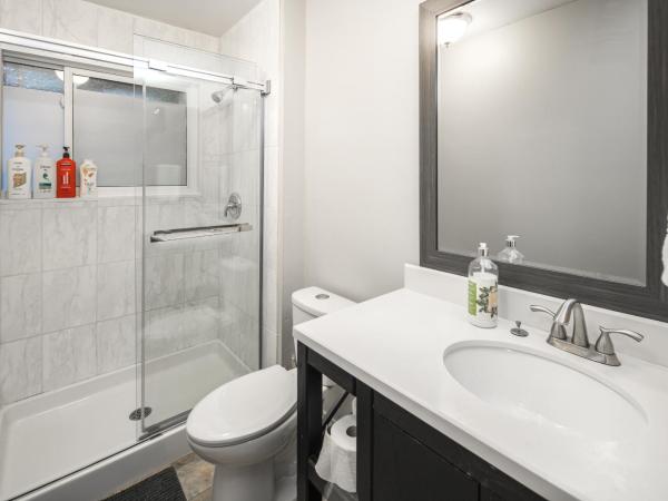 A-Home by chinook mall and Heritage park : photo 4 de la chambre villa 4 chambres