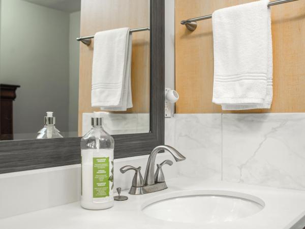 A-Home by chinook mall and Heritage park : photo 5 de la chambre villa 4 chambres