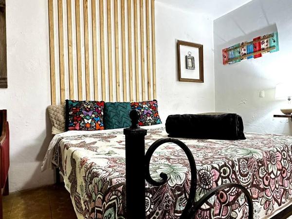 #1-Rooftop Garden-7 Bedrooms-9 Beds-3 Kitchens : photo 7 de la chambre chambre double - vue sur parc