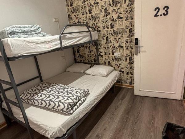 Tarragona Hostel : photo 2 de la chambre chambre triple basique avec salle de bains commune