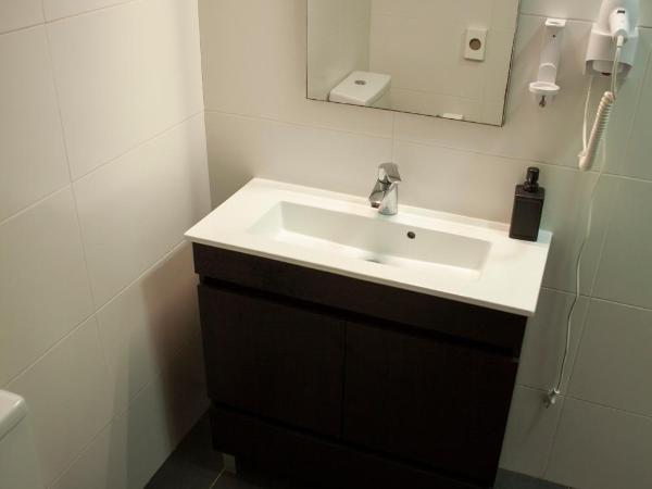 Porto Concept Home - University Residence & Guesthouse - Pólo II Areosa : photo 7 de la chambre chambre quadruple standard