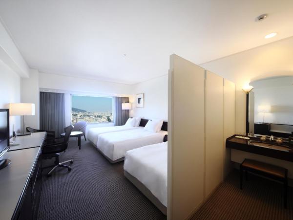 ANA Crowne Plaza Kobe, an IHG Hotel : photo 1 de la chambre chambre lits jumeaux premium avec canapé-lit - vue sur ville