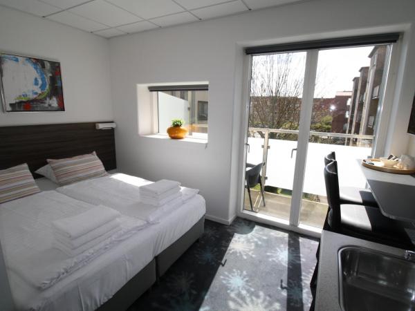 ApartHotel Faber : photo 3 de la chambre chambre lit king-size avec balcon