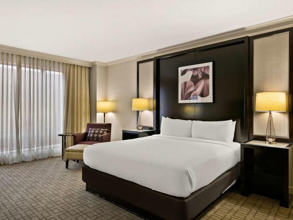 The Royal Sonesta Harbor Court Baltimore : photo 4 de la chambre chambre lit king-size deluxe avec douche accessible en fauteuil roulant - adaptée aux personnes à mobilité réduite/malentendantes