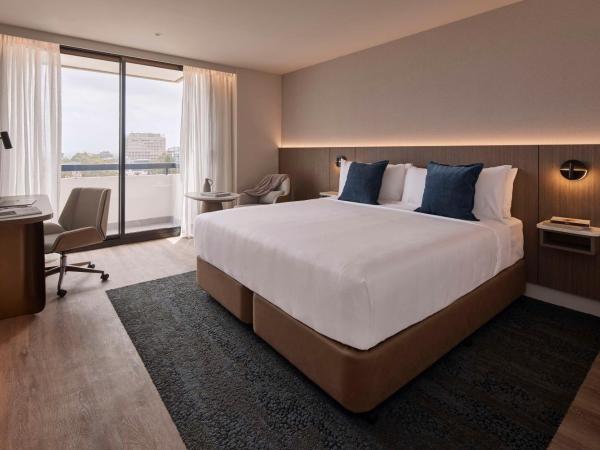 Rydges North Sydney : photo 1 de la chambre chambre  lit king-size avec balcon