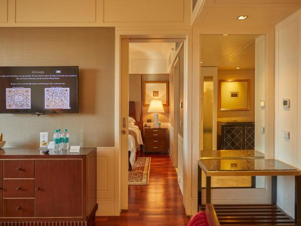The Leela Mumbai : photo 4 de la chambre  royal club parlor suite with complimentary airport transfer, lounge access,complimentary usage of meeting room for two hours per stay