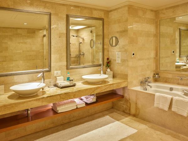 The Leela Mumbai : photo 3 de la chambre royal club parlor suite with bathtub, airport transfers, high tea and evening cocktail hours