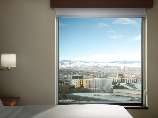 Hyatt Place Denver Downtown : photo 2 de la chambre chambre lit king-size familiale avec canapé-lit - vue sur montagne