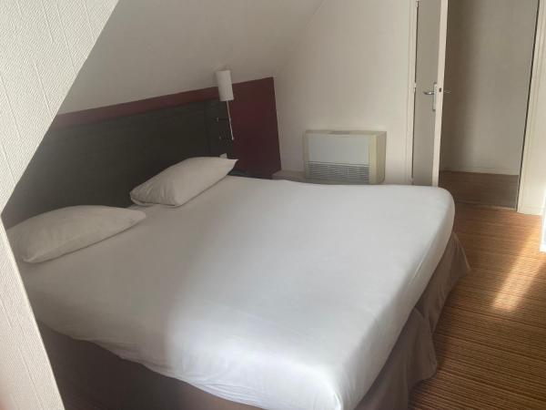 ibis Styles Nantes Centre Place Royale : photo 2 de la chambre suite familiale standard avec 1 lit double et lits jumeaux