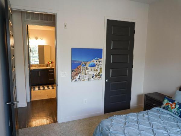 Luxury furnished & Designed 2 Bedroom Part Hotel in Woodland Hills : photo 3 de la chambre appartement 2 chambres