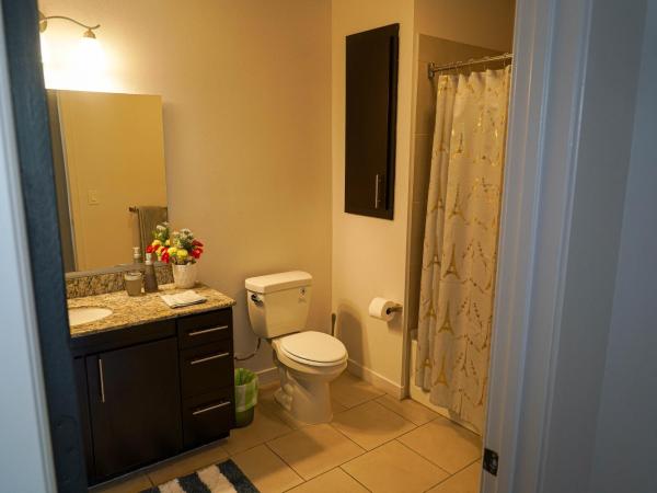 Luxury furnished & Designed 2 Bedroom Part Hotel in Woodland Hills : photo 4 de la chambre appartement 2 chambres