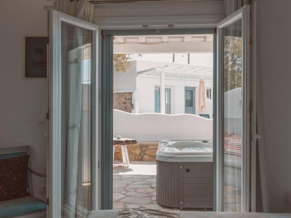 Villa Konstantin : photo 10 de la chambre suite supérieure avec bain à remous extérieur - vue partielle sur mer