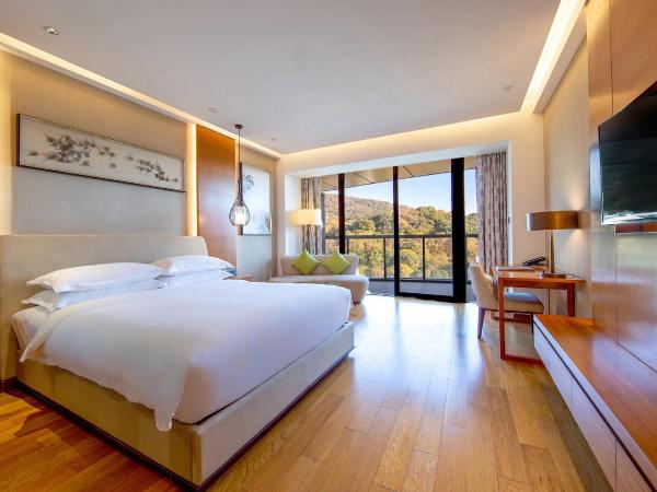 Holiday Inn Nanjing Xuanwu Lake, an IHG Hotel : photo 3 de la chambre standard double room with two double beds and atrium view