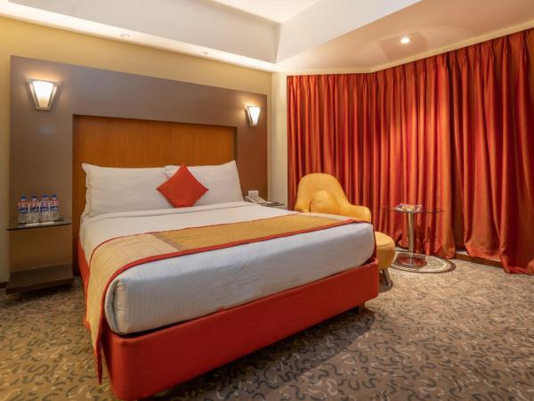 The Golkonda Hotel : photo 2 de la chambre premium suite with 20% discount on inroom dinning, happy hours 11 am to 11 pm, buy two get one free on select beverages (hard liquor only), applicable in room service and bar from 11 am to 11 pm.