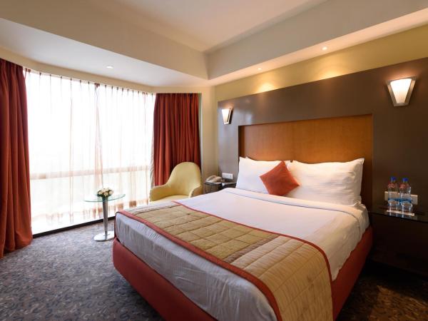The Golkonda Hotel : photo 1 de la chambre premium suite with 20% discount on inroom dinning, happy hours 11 am to 11 pm, buy two get one free on select beverages (hard liquor only), applicable in room service and bar from 11 am to 11 pm.