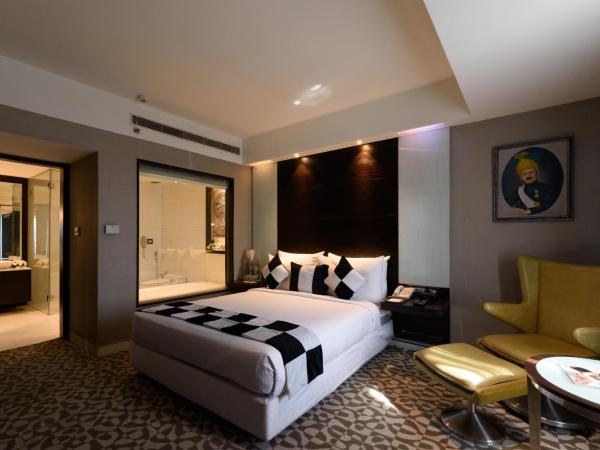 The Golkonda Hotel : photo 2 de la chambre nizam suite with 2 pints of beer and assorted fruit platter in room ( once during the stay), buy two get one free on select beverages (hard liquor only), applicable in room service and bar from 11 am to 11 pm.