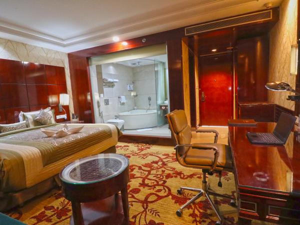 SkyCity Hotel Gurgaon : photo 2 de la chambre executive room with jacuzzi tub with 15 min head or foot massage ,2hrs conference meeting room , free night club !(subject to availability)