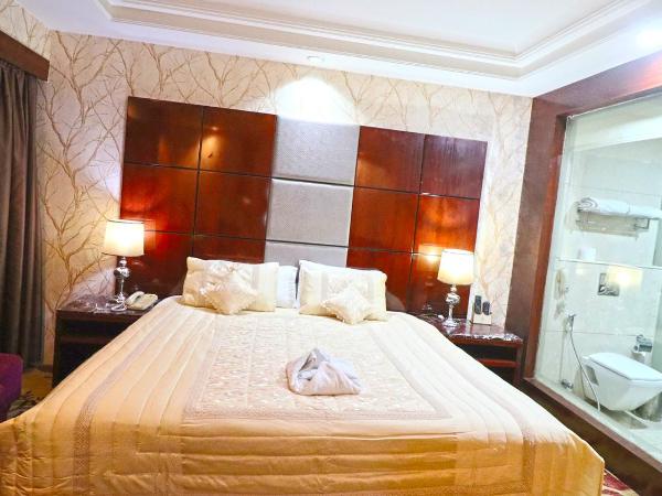 SkyCity Hotel Gurgaon : photo 2 de la chambre executive double or twin room with 15 min head or foot massage ,2hrs conference meeting room , free night club !(subject to availability)