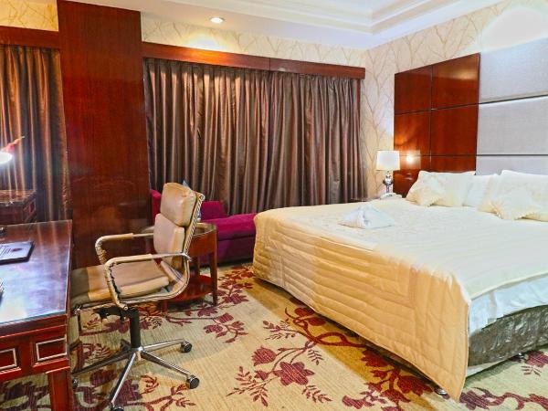 SkyCity Hotel Gurgaon : photo 4 de la chambre executive double or twin room with 15 min head or foot massage ,2hrs conference meeting room , free night club !(subject to availability)