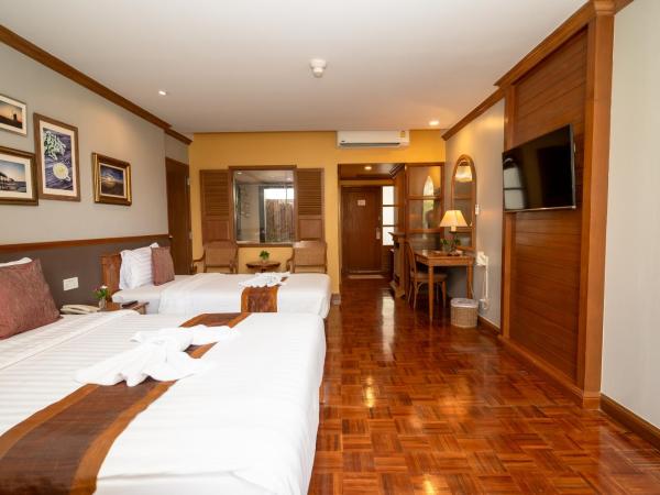 Comsaed River Kwai Resort SHA : photo 1 de la chambre river view deluxe family room