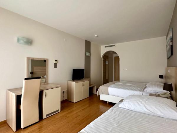 Hotel Villa MiraMar : photo 10 de la chambre chambre triple - vue sur mer