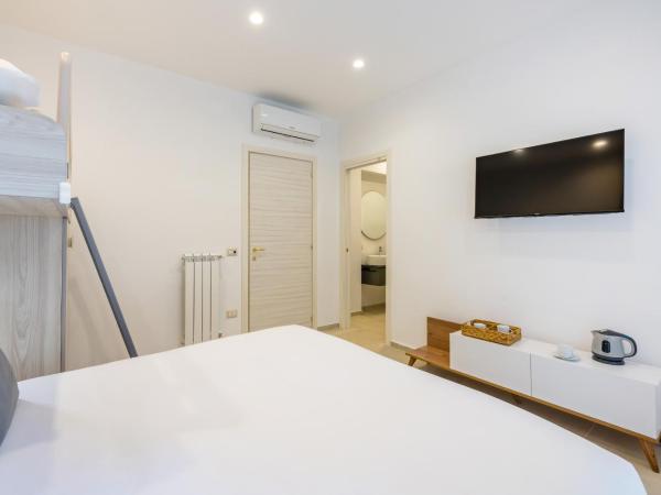 Montesanto View Rooms by Wonderful Italy : photo 2 de la chambre chambre triple avec balcon