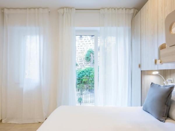 Montesanto View Rooms by Wonderful Italy : photo 3 de la chambre chambre triple avec balcon