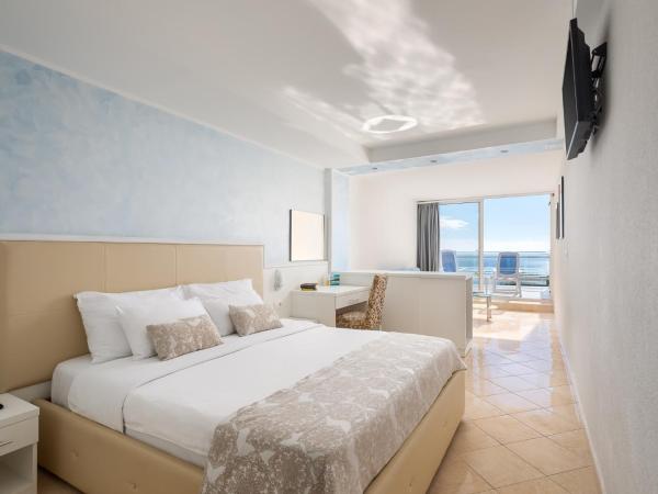 Hotel Mimosa Lido Palace - Maslinica Hotels & Resorts : photo 1 de la chambre chambre double avec balcon - vue sur mer