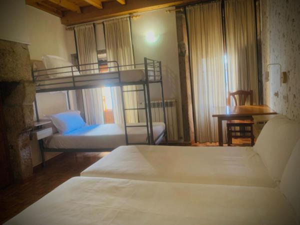 Hostal As Margaritas : photo 3 de la chambre chambre quadruple avec salle de bains privative