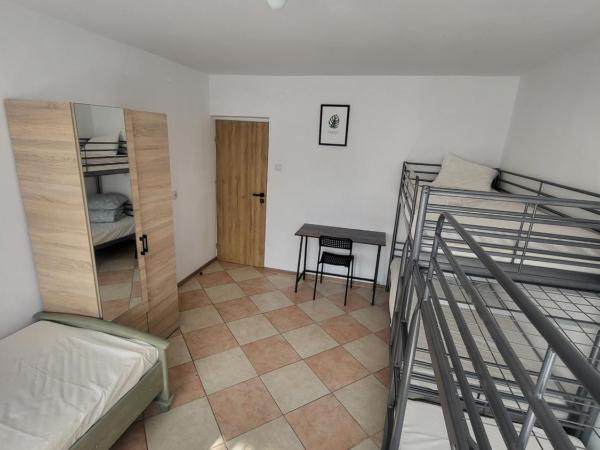 Rooms4Rest Popularna - Private rooms for tourists - ATR Consulting Sp, z o,o, : photo 9 de la chambre chambre familiale avec salle de bains commune