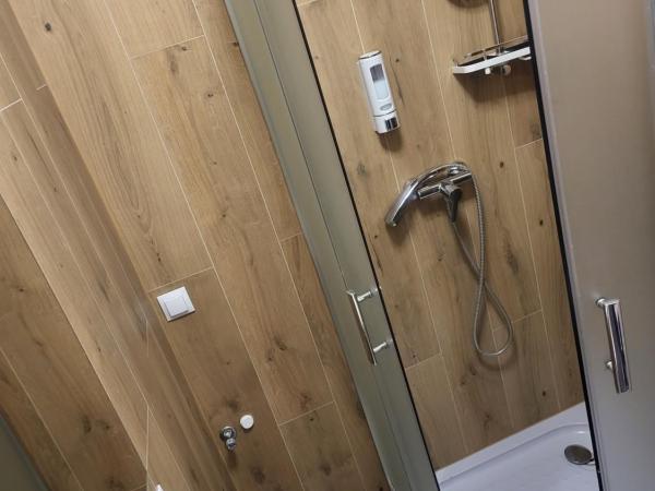 Rooms4Rest Popularna - Private rooms for tourists - ATR Consulting Sp, z o,o, : photo 5 de la chambre chambre familiale avec salle de bains commune