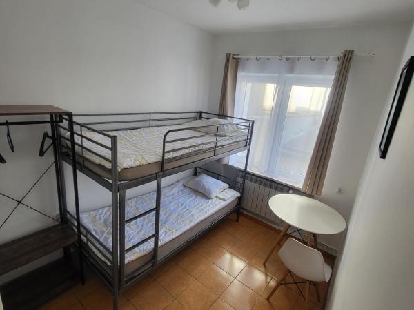 Rooms4Rest Popularna - Private rooms for tourists - ATR Consulting Sp, z o,o, : photo 8 de la chambre chambre lits jumeaux avec salle de bains commune
