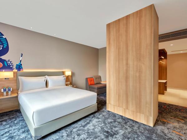 Holiday Inn Express Bengaluru Bommasandra, an IHG Hotel : photo 2 de la chambre suite lit queen-size avec canapé-lit