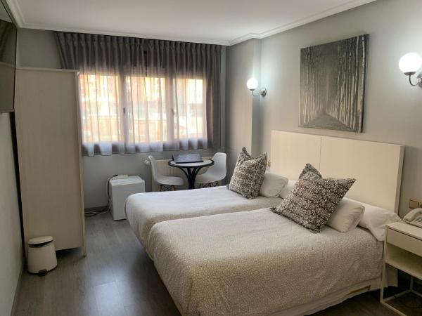 Hotel Carbayon : photo 5 de la chambre chambre lits jumeaux