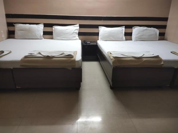 Suprahbat Hotel : photo 4 de la chambre chambre triple Économique