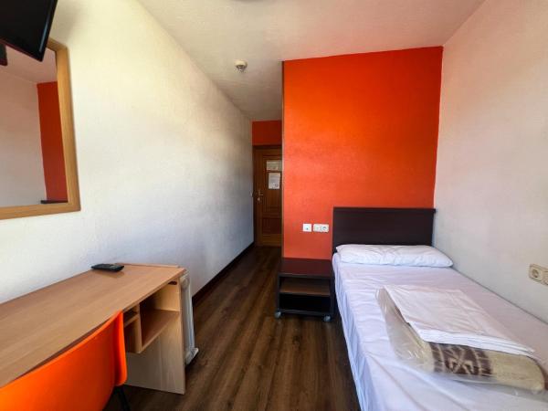 Loop INN Hostel Santiago de Compostela : photo 2 de la chambre chambre simple avec salle de bains privative