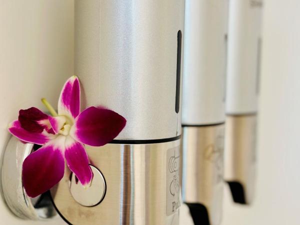 Queen Kapiolani Hotel : photo 5 de la chambre hébergement lit king-size avec balcon - vue sur ville