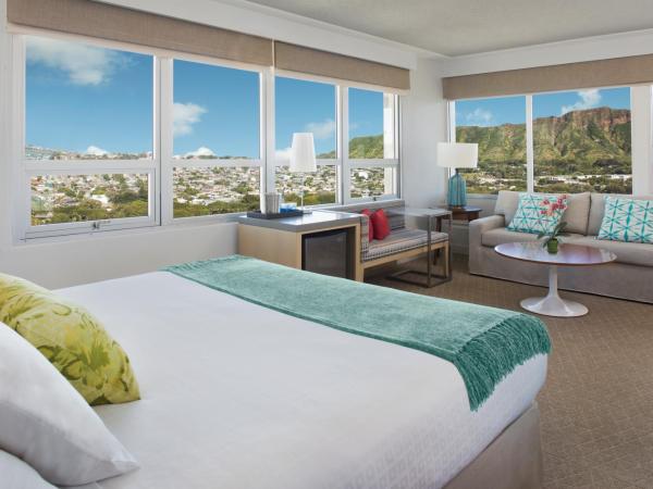 Queen Kapiolani Hotel : photo 1 de la chambre hébergement lit king-size avec balcon - vue sur diamond head
