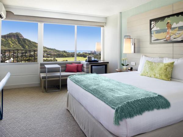 Queen Kapiolani Hotel : photo 1 de la chambre hébergement lit king-size avec balcon - vue sur océan 