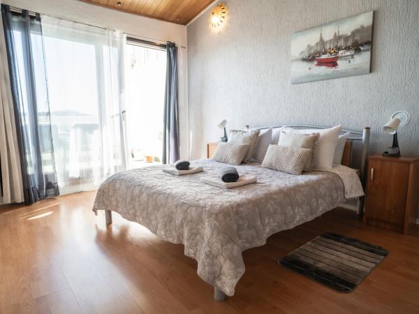 Pension More : photo 6 de la chambre chambre double avec terrasse - vue sur mer