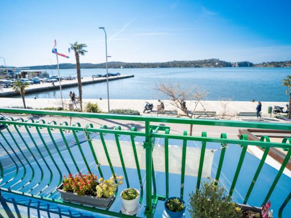 Pension More : photo 6 de la chambre chambre double avec balcon - vue sur mer