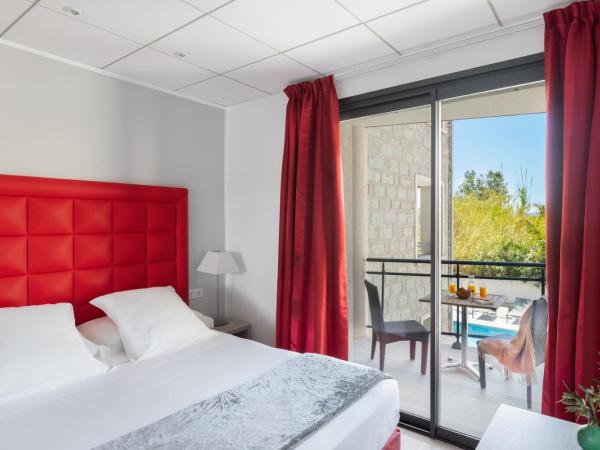 Les Roches Blanches : photo 1 de la chambre chambre double (côté piscine) - 14 m2