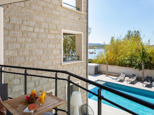 Les Roches Blanches : photo 4 de la chambre chambre double (côté piscine) - 14 m2