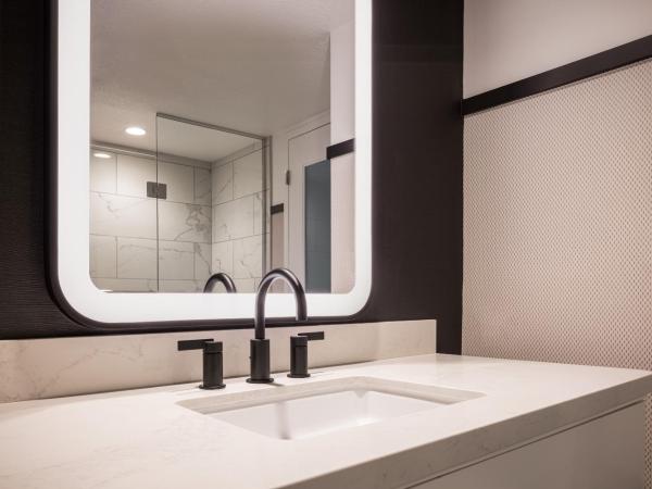 Paris Las Vegas Hotel & Casino : photo 4 de la chambre chambre versailles avec 1 lit king-size - vue sur piscine - enregistrement à la réception du horseshoe