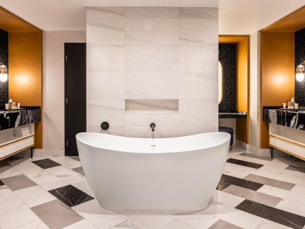 Paris Las Vegas Hotel & Casino : photo 4 de la chambre suite exécutive versailles avec 1 lit king-size - enregistrement à la réception du horseshoe